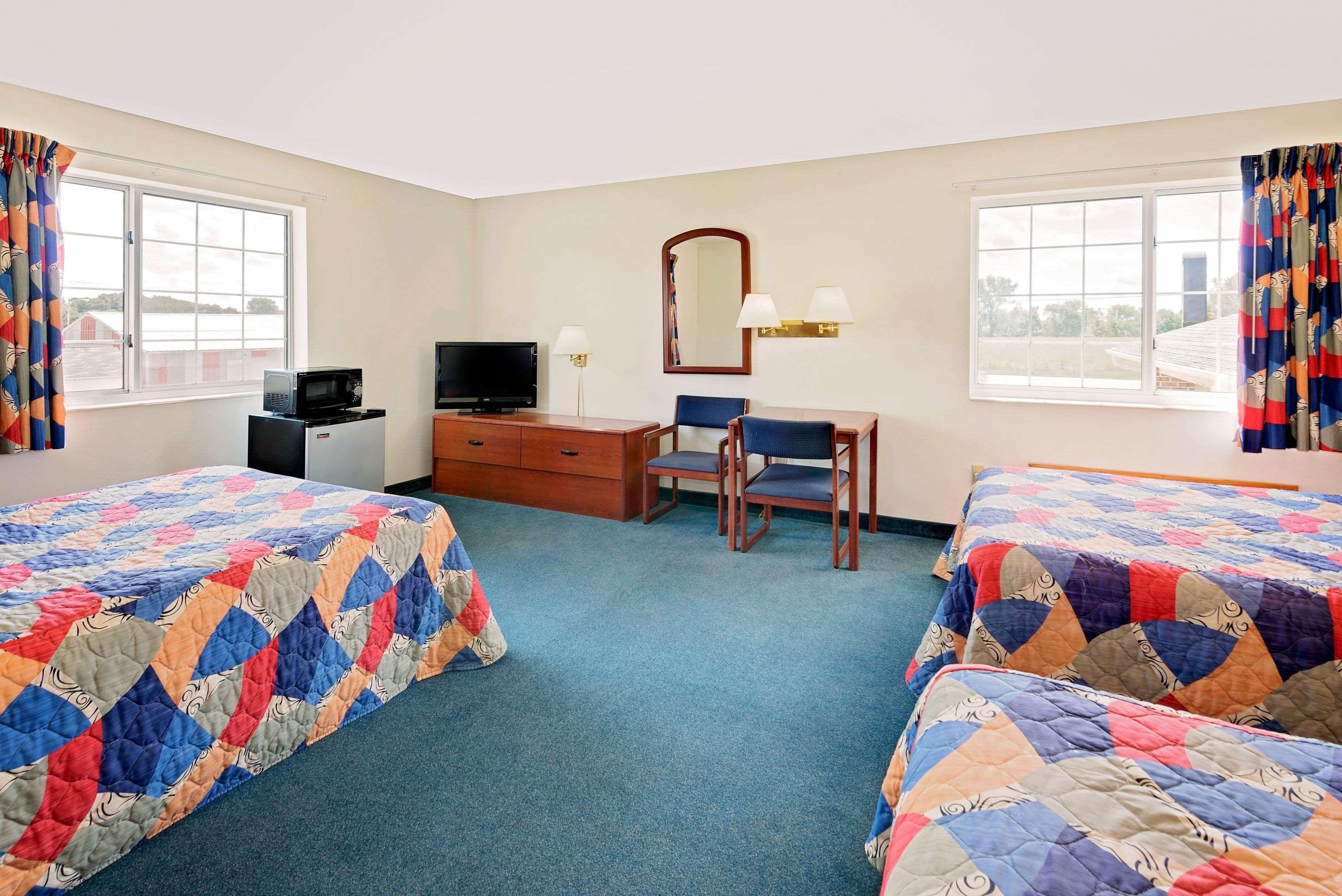 Super 8 By Wyndham Emmetsburg Hotel Exterior photo